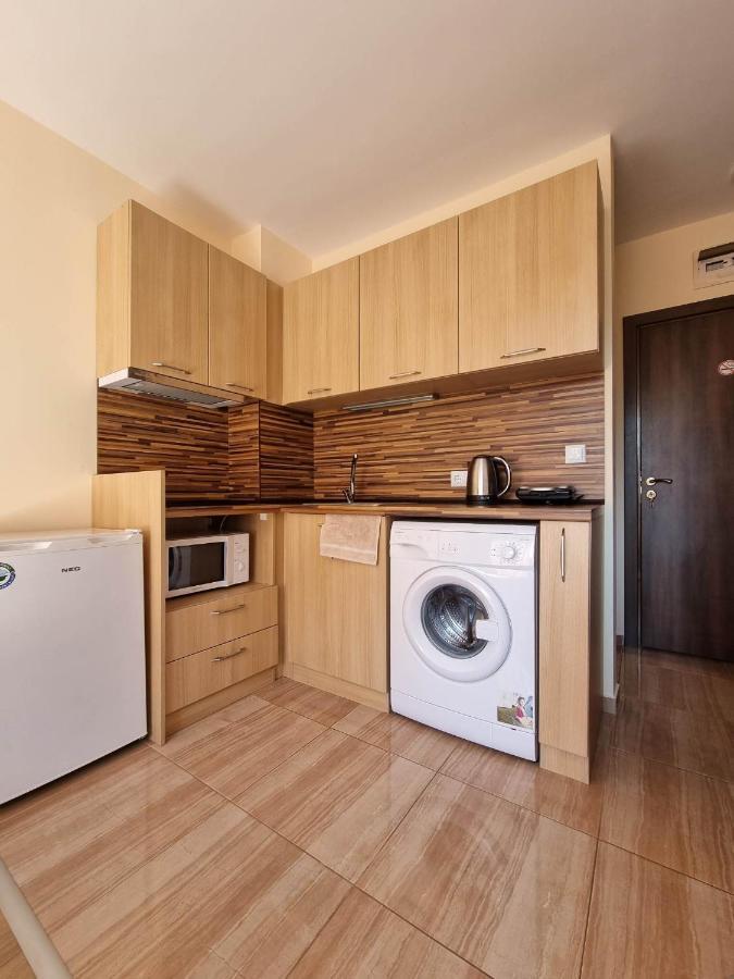 Deluxe Admiral Plaza Apartment Pantai Sunny Bagian luar foto