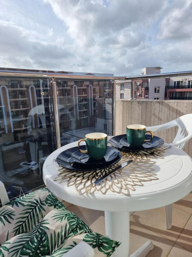 Deluxe Admiral Plaza Apartment Pantai Sunny Bagian luar foto